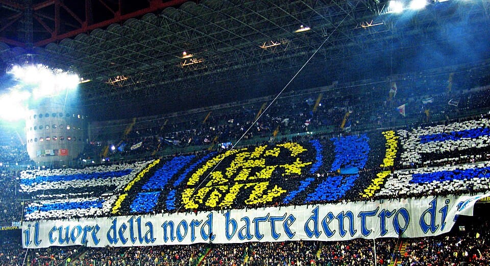 Curva Inter luci San Siro derby tifosi nerazzurri stadio Giuseppe Meazza